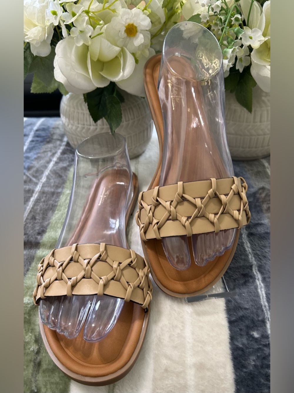 NEW Vento Rosa Beige Size 10 Faux Leather Woven Slide Sandals